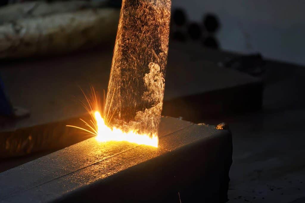 What Factors Should Be Considered When Selecting Laser Cleaning Machines